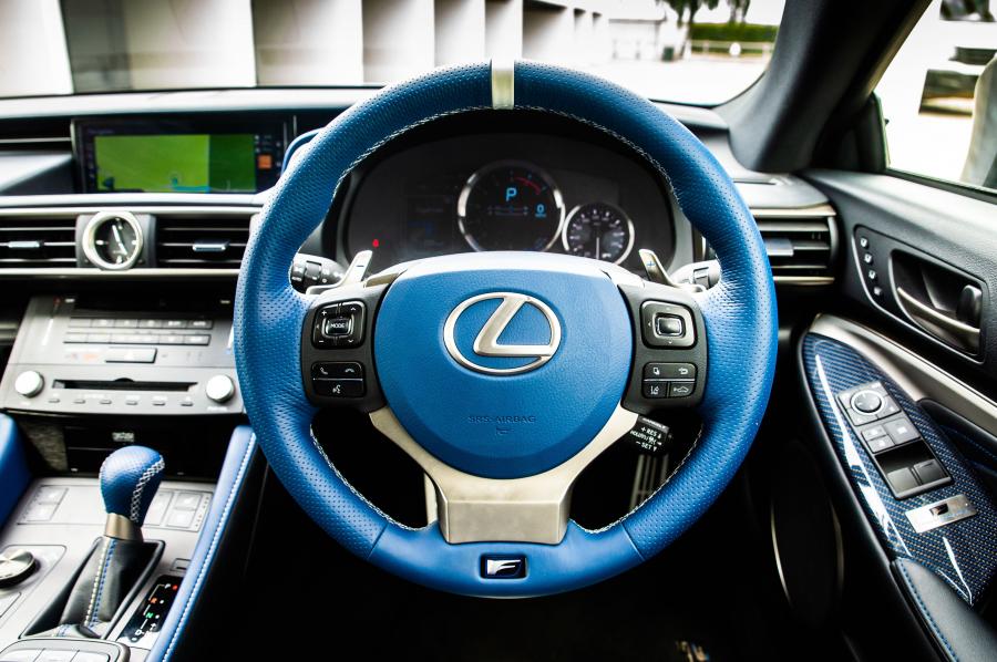 Панель приборов Lexus RC F 10th Anniversary Limited 2018 года  (UK) (фото 15 из 34)